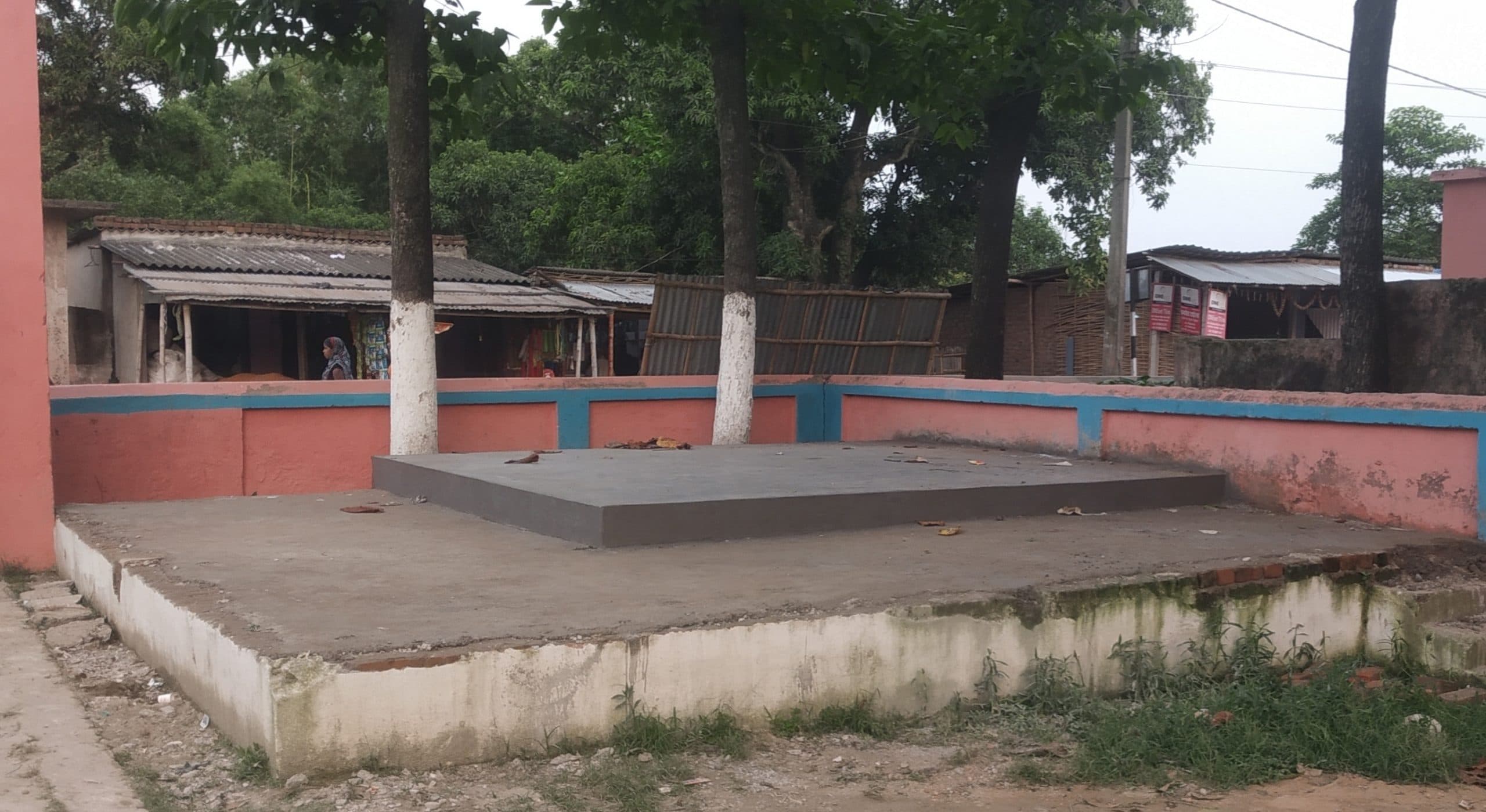 बीआरसी का सांस्कृतिक मंच तोड़कर मिल्क पार्लर बनाने का विरोध