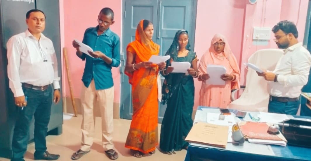 पंचायत उपचुनाव के निर्वाचित प्रतिनिधियों को बीडीओ ने दिलायी शपथ