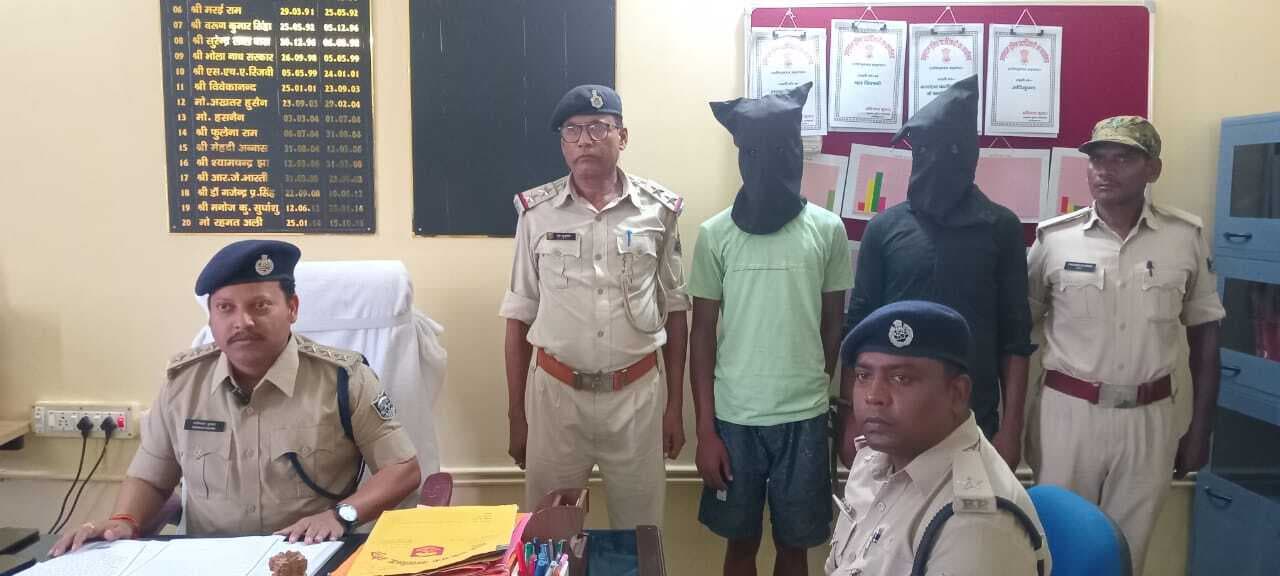 पुलिस ने गांजा तस्कर पिता-पुत्र को किया गिरफ्तार