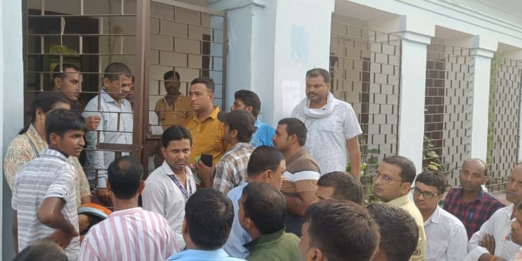 Motihari: मेडिकल के लिए नव नियुक्त प्रधानाध्यापकों ने किया हंगामा, सीएस ऑफिस बंद कर भागे कर्मी