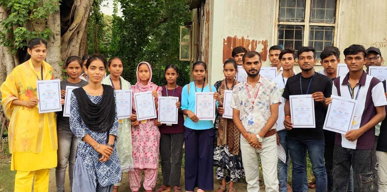कौशल विकास केन्द्र में प्रशिक्षण प्रमाण पत्र का वितरण