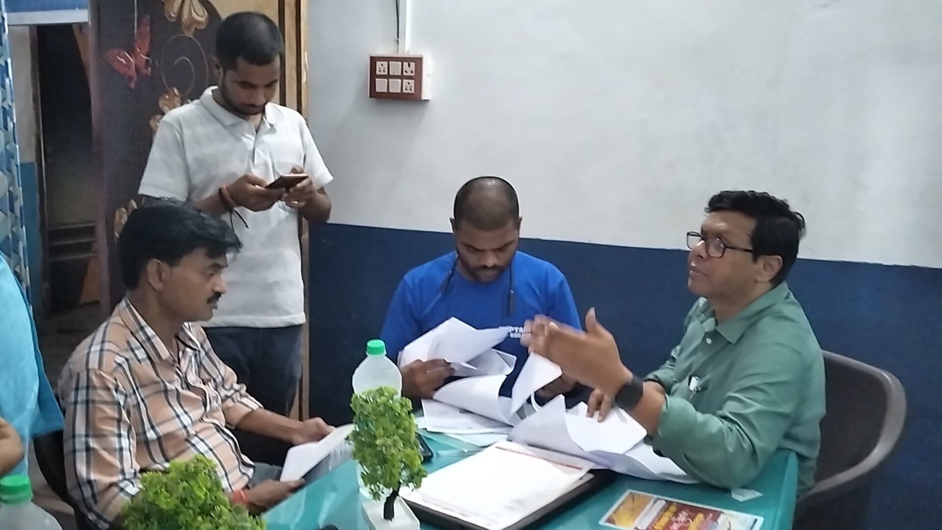 चिकित्सा पदाधिकारी ने निजी अस्पताल, क्लीनिक का किया निरीक्षण