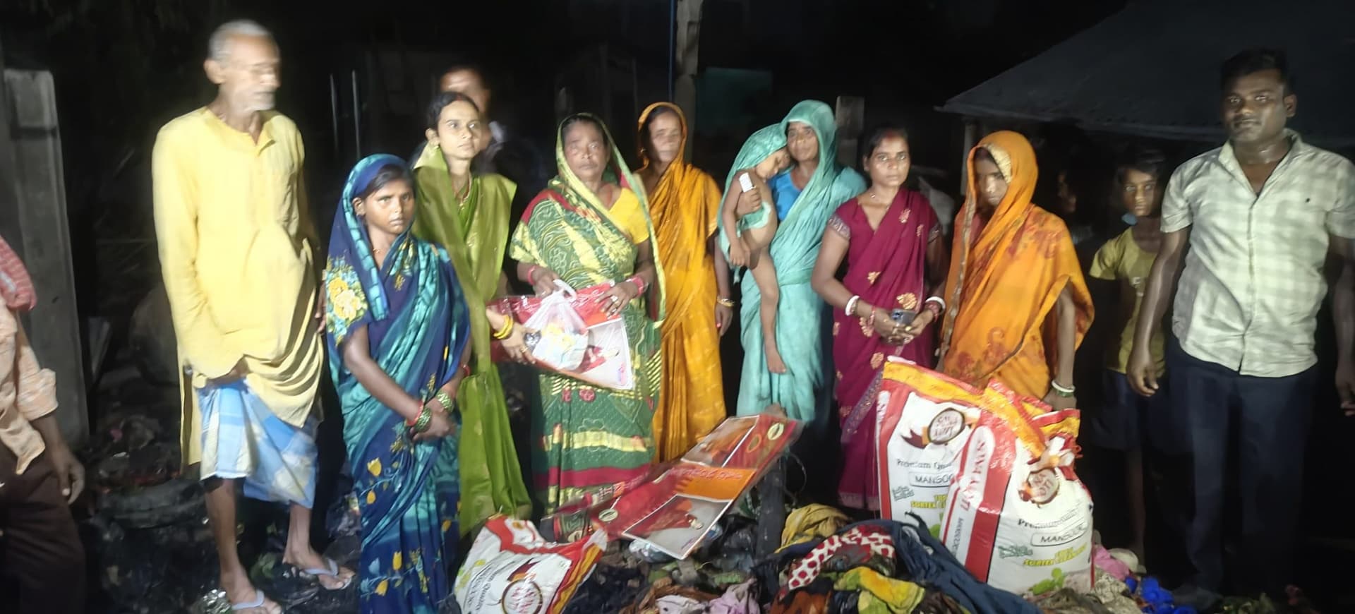दुर्गापुर के अग्निपीड़ितों को विधायक ने दी राहत, जिला पार्षद ने बांटी