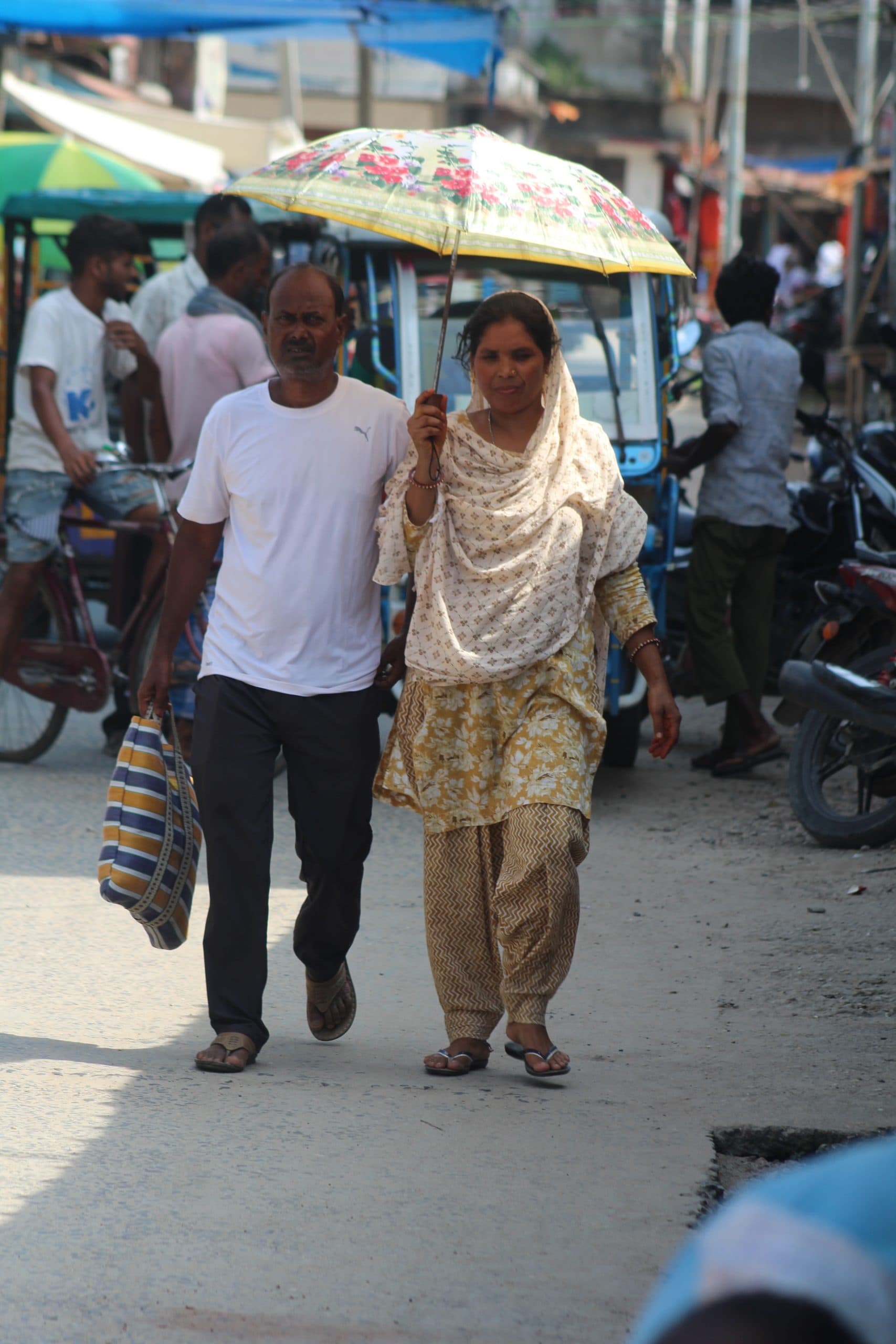 तेज धूप व उमस भरी गर्मी से लोगों परेशानी