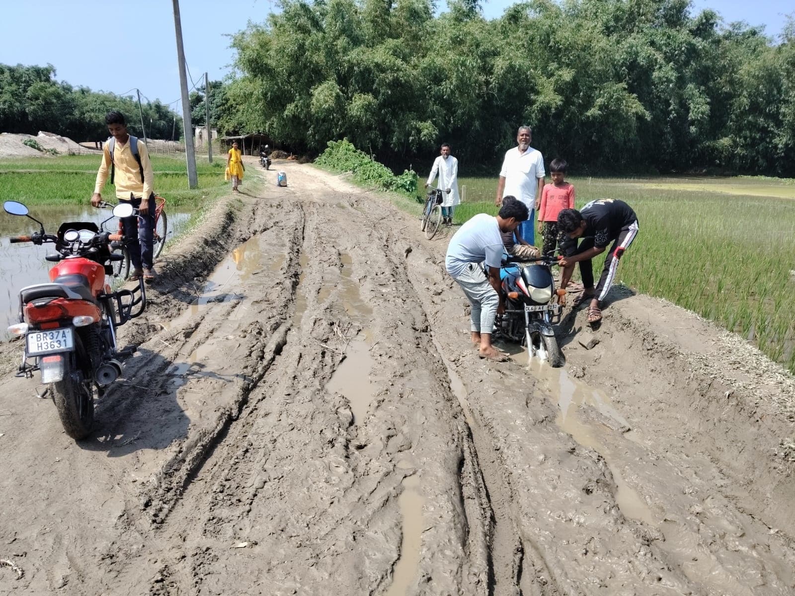 जिरनगच्छ पंचायत के वार्ड नंबर 3 की सड़क बदहाल, ग्रामीण परेशान