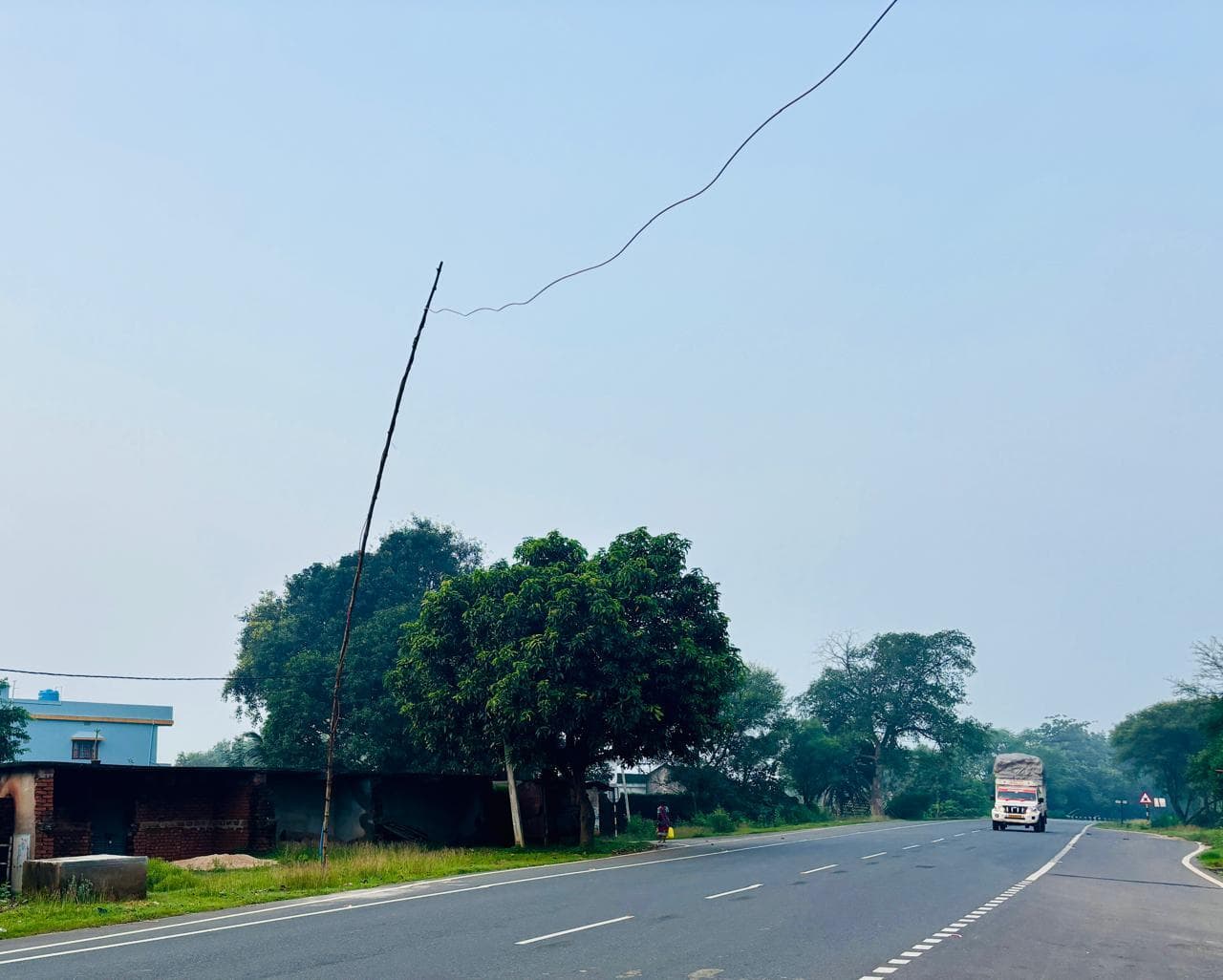 हाईवे पर बांस से लटकते केबल से हादसे का खतरा