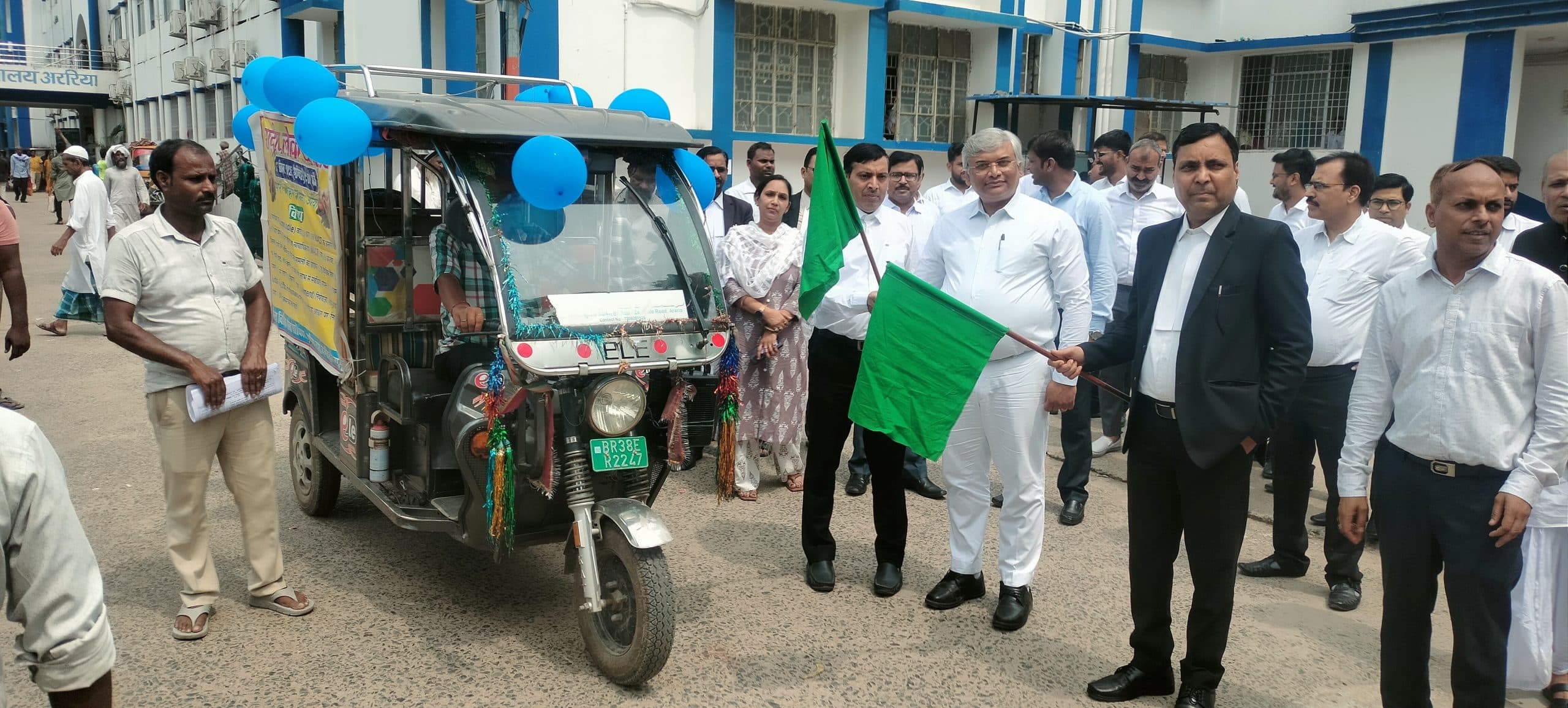 जागरूकता रथ को जिला जज ने किया रवाना