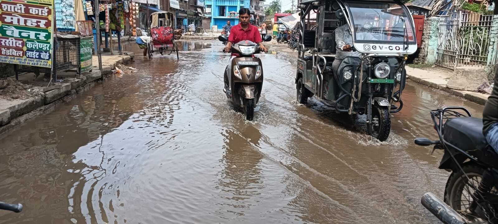 Darbhanga News: सड़क निर्माण के दौरान पेयजल आपूर्ति का पाइप लाइन हुआ क्षतिग्रस्त, सड़क पर बहता रहा पानी