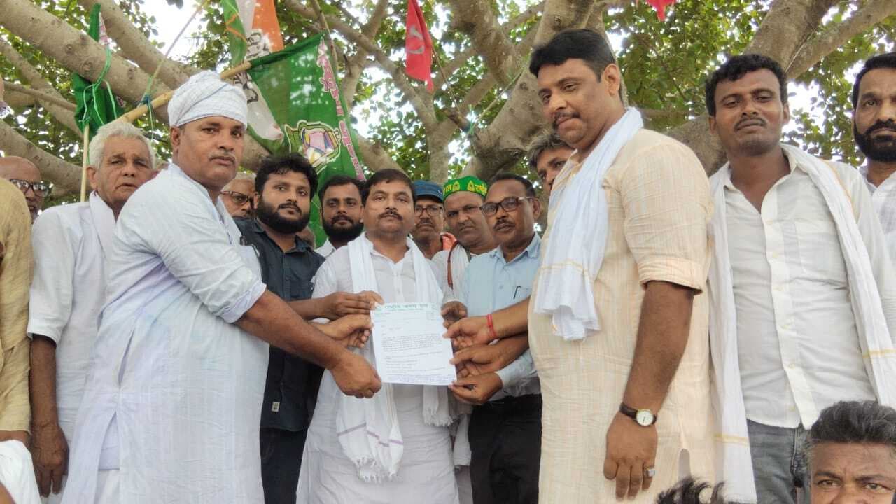Darbhanga News: जलसंकट का समाधान नहीं होने पर महागठबंधन ने किया प्रदर्शन
