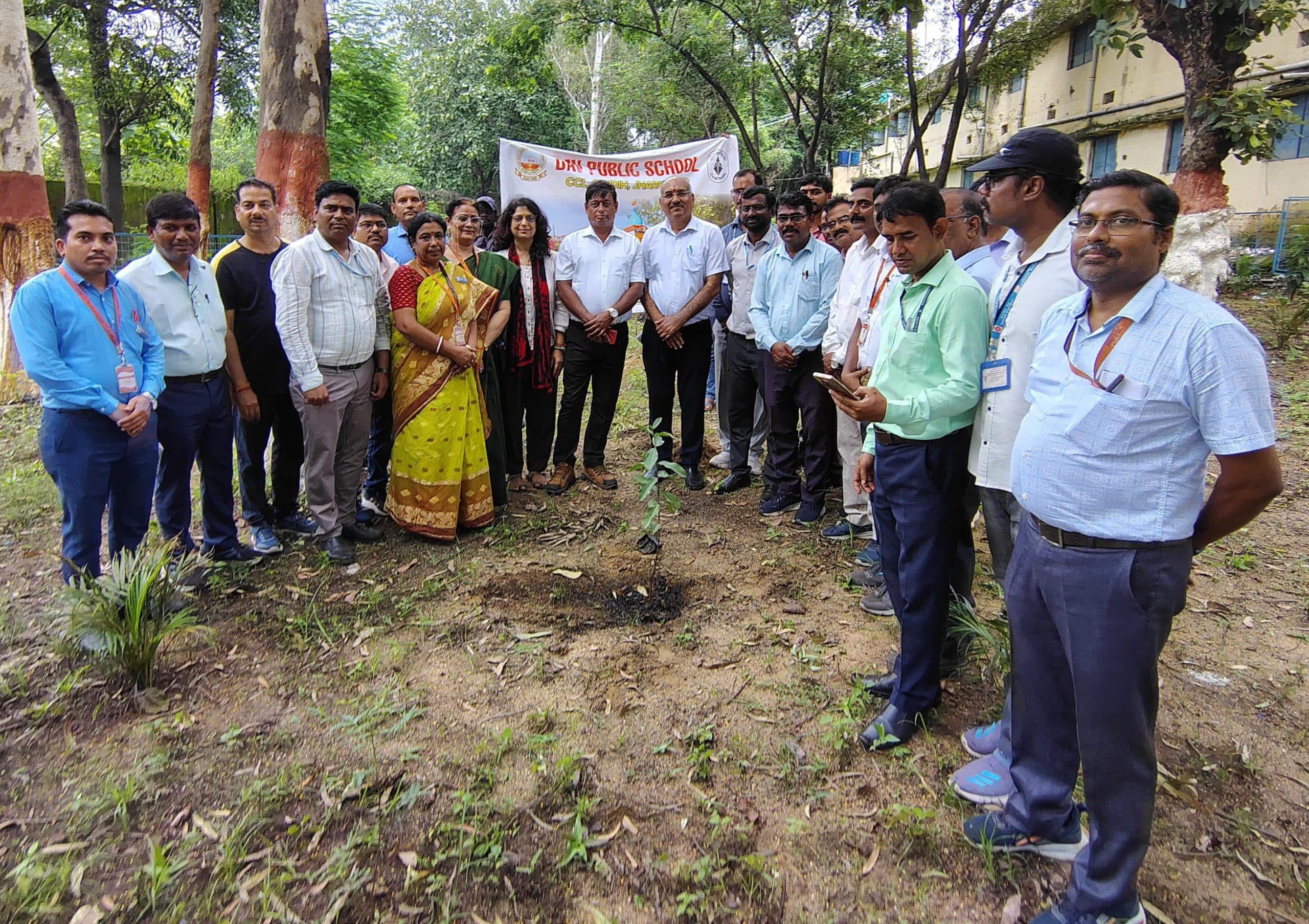 Giridih News :हरियाली दिवस पर डीएवी सीसीएल में किया गया पौधरोपण