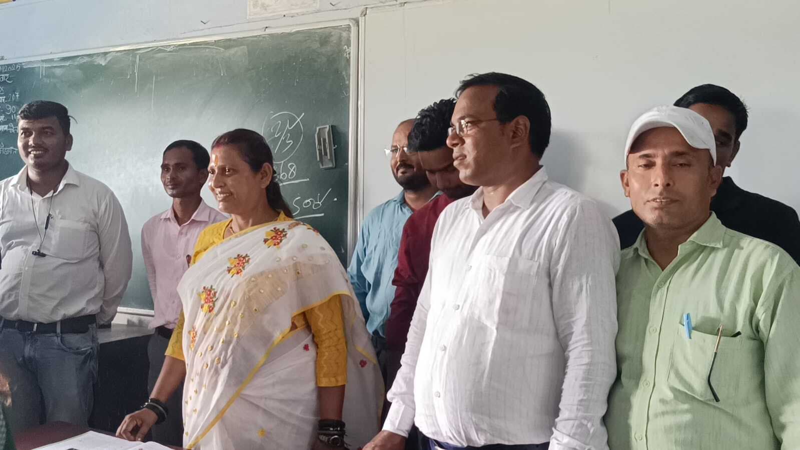 Giridih News :विधायक ने शहरपुरा विद्यालय का किया दौरा