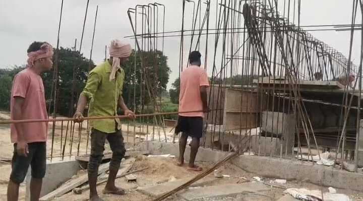 Giridih News :पुल निर्माण में अनियमितता का आरोप, विभाग से जांच की मांग