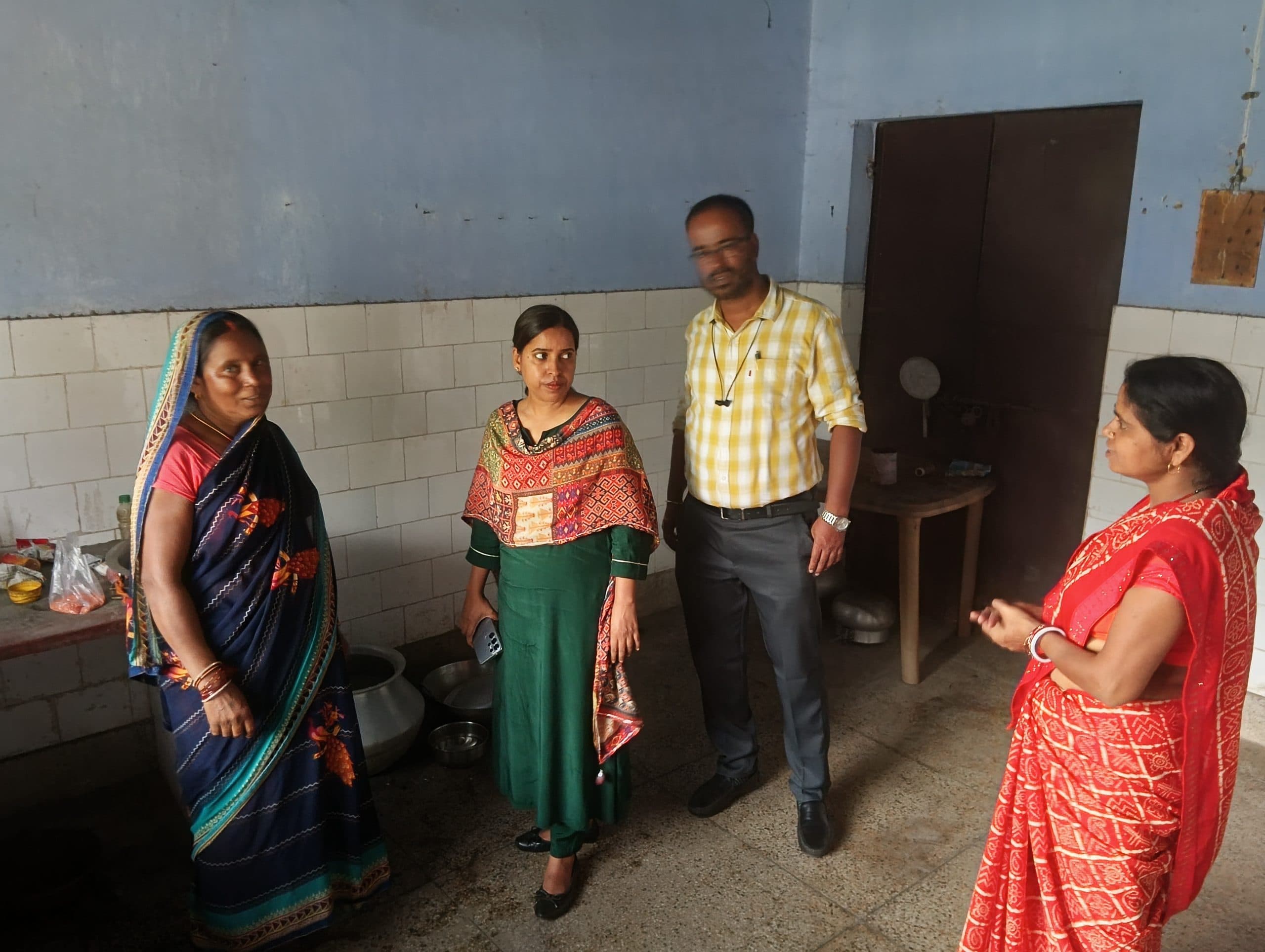 Giridih News :बीडीओ व एमओ ने किया दाल-भात केंद्र का भौतिक सत्यापन