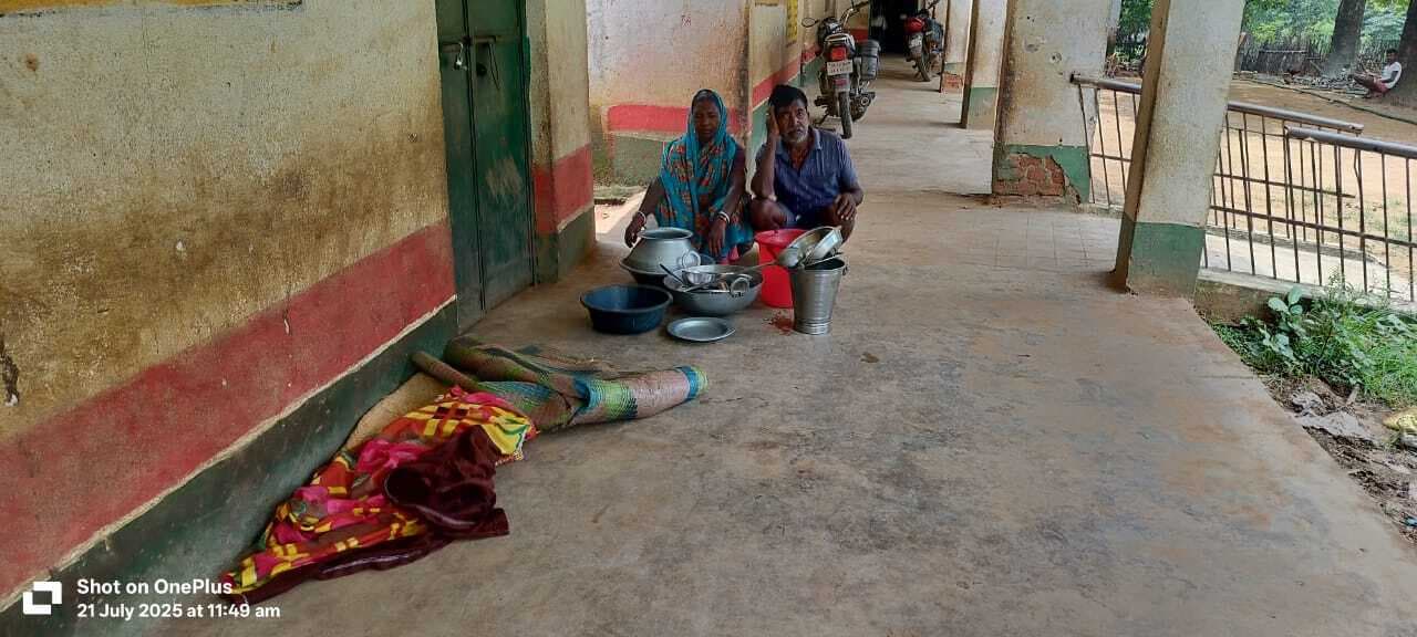 Bokaro News : बारिश में कच्चा मकान गिरा, स्कूल के बरामदे में ली शरण