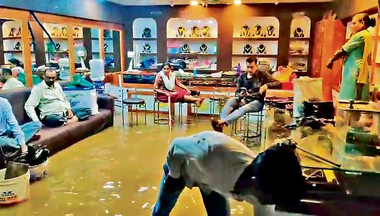 Rourkela News: मुख्यमार्ग हुआ लबालब, दुकानों में घुसा पानी, जलबंदी बने दुकानदार व ग्राहक