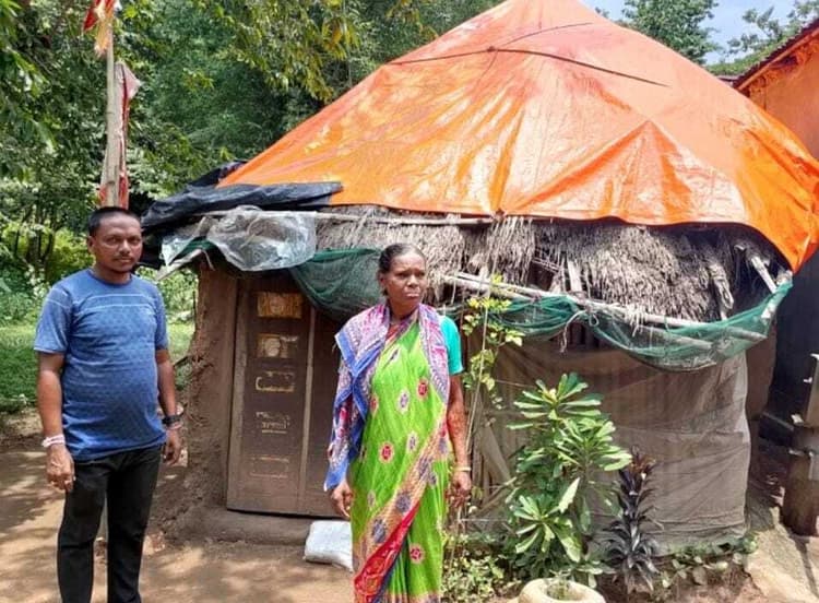 East Singhbhum News : तिरपाल टांग जर्जर झोपड़ी में रहने को विवश है विधवा, आवास देने की मांग