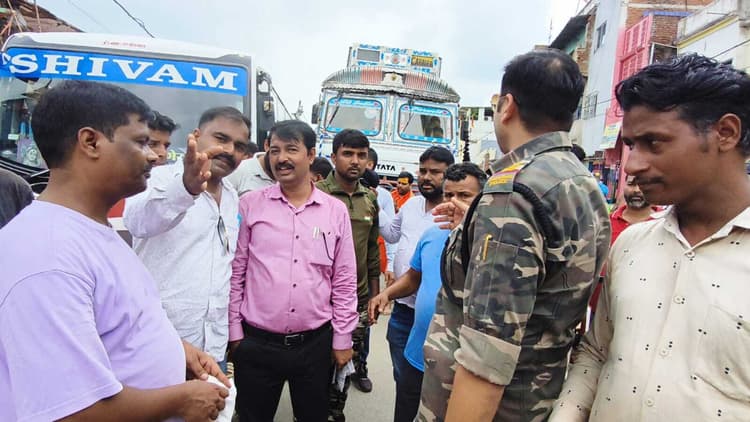 Giridih News: रेलवे फाटक के पास सर्विस रोड निर्माण की मांग को ले सड़क जाम