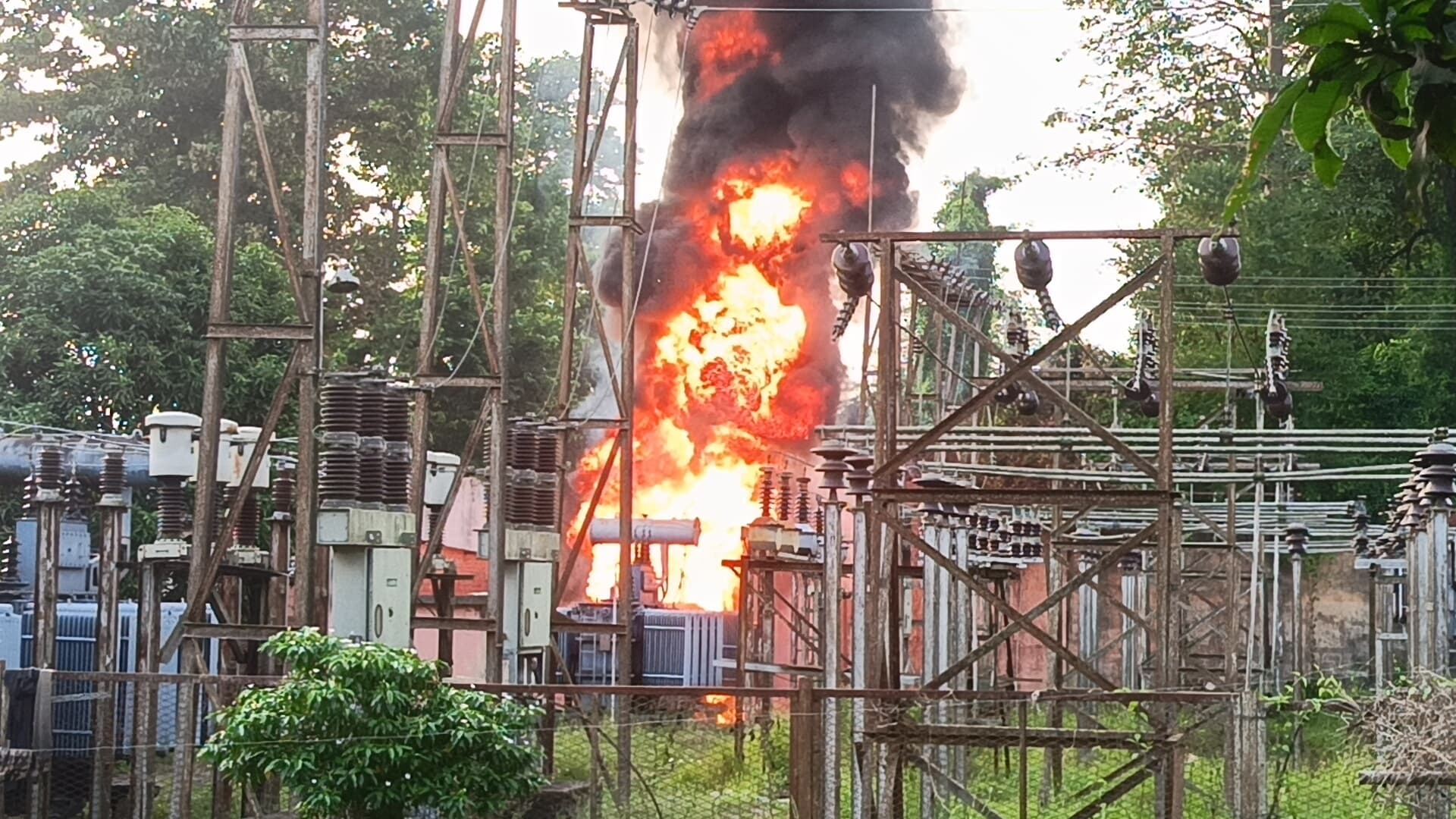 शॉर्ट सर्किट से कटैया पावर हाउस के ट्रांसफार्मर में लगी आग, बिजली आपूर्ति ठप