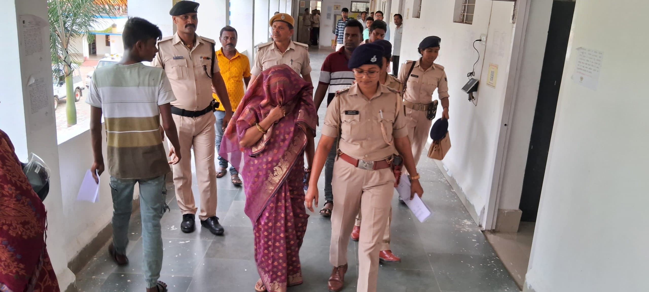 डीपीओ व कर्मी गिरफ्तार, नकद बरामद