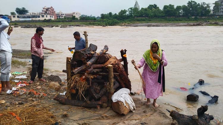 Giridih News: मां के अंतिम संस्कार में नहीं पहुंच सका बेटा, बेटी ने दी मुखाग्नि