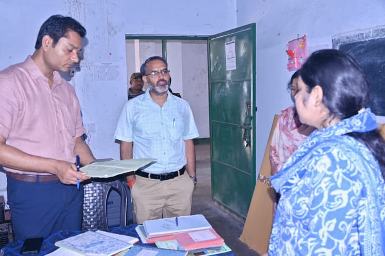 Giridih News: विद्यालय में शैक्षणिक माहौल बनाये रखें : उपायुक्त
