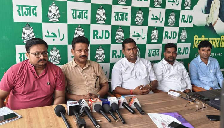 विदेशी नागरिकों के नाम पर चुनाव आयोग अपनी स्थिति को स्पष्ट करे