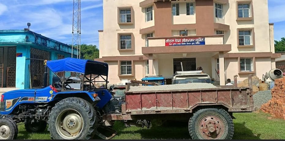 खनन विभाग की बड़ी कार्रवाई, अवैध बालू लदे ट्रैक्टर को किया जब्त