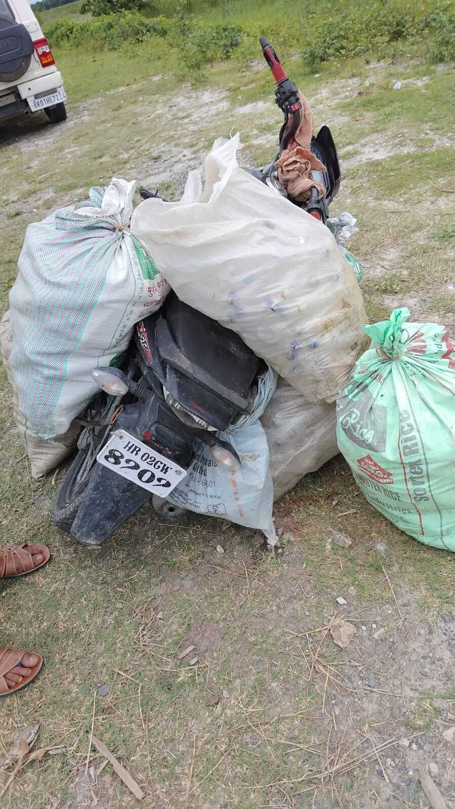 725 बोतल नेपाली देसी शराब बरामद, तस्कर फरार