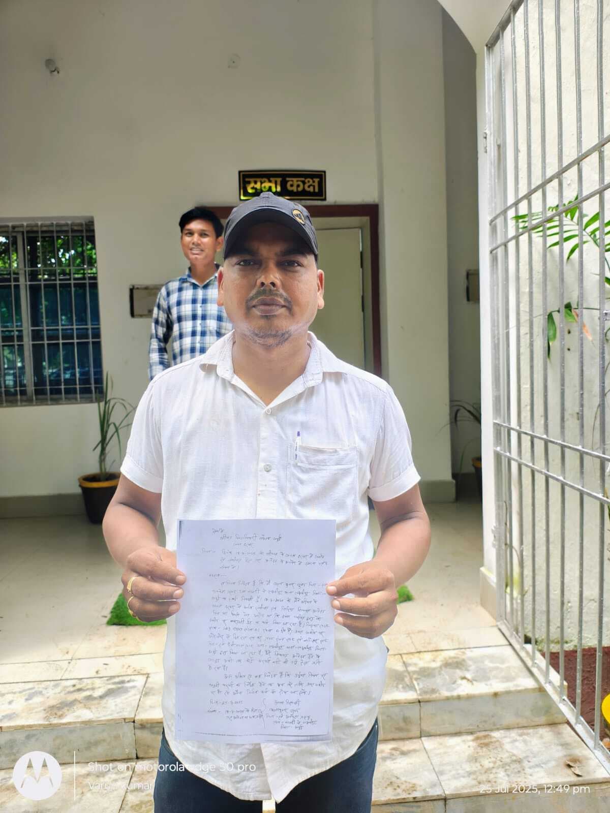 जमीन पर जबरन निर्माण का आरोप, डीएम को दिया आवेदन