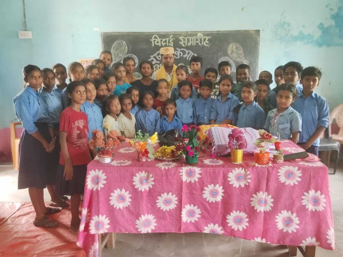 समारोह में स्थानांतरित शिक्षक को दी गयी विदाई