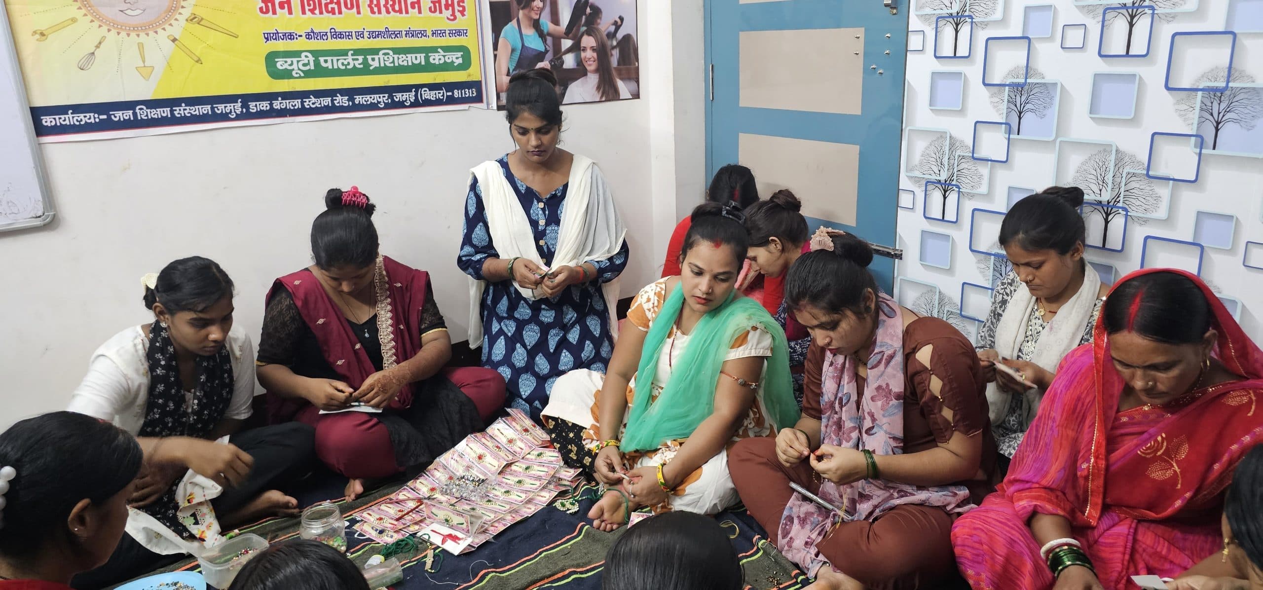 हैंडमेड राखी बनाना सीख कर हुनरमंद हो रहीं ग्रामीण क्षेत्र की लड़कियां