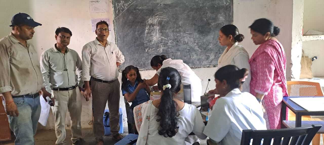 सर्वाइकल कैंसर से बचाव के लिए छात्राओं को लगाया गया टीका