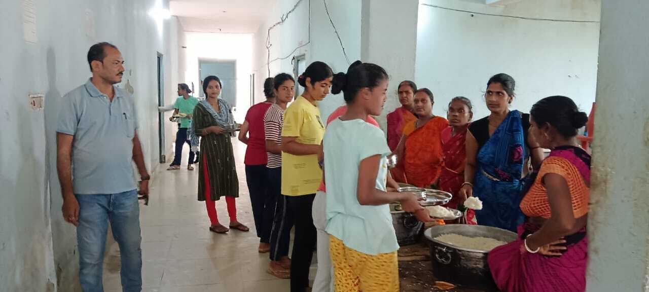 पुलिस जवानों को परोस रहीं घर जैसा स्वादिष्ट और पौष्टिक भोजन