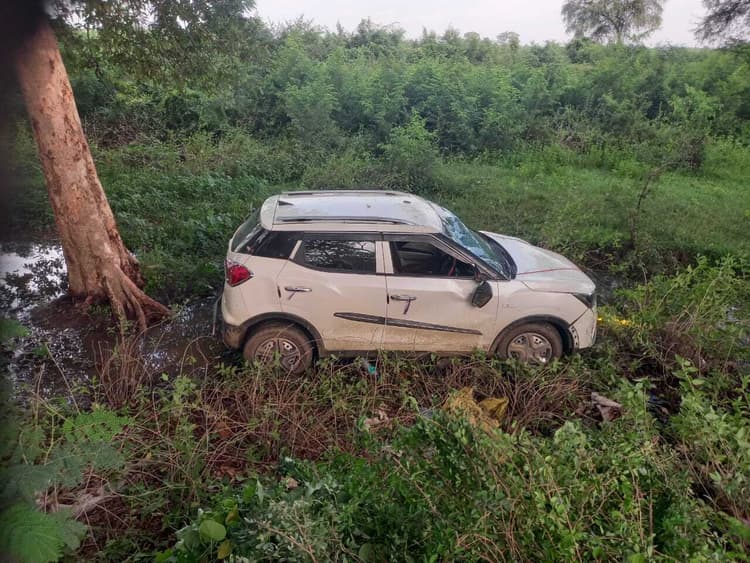 कावरियों से भरी पिकअप व कार पलटी, आधा दर्जन जख्मी