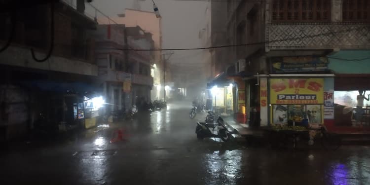 शाम में हुई झमाझम बारिश से उमस भरी गर्मी से लोगों को मिली राहत