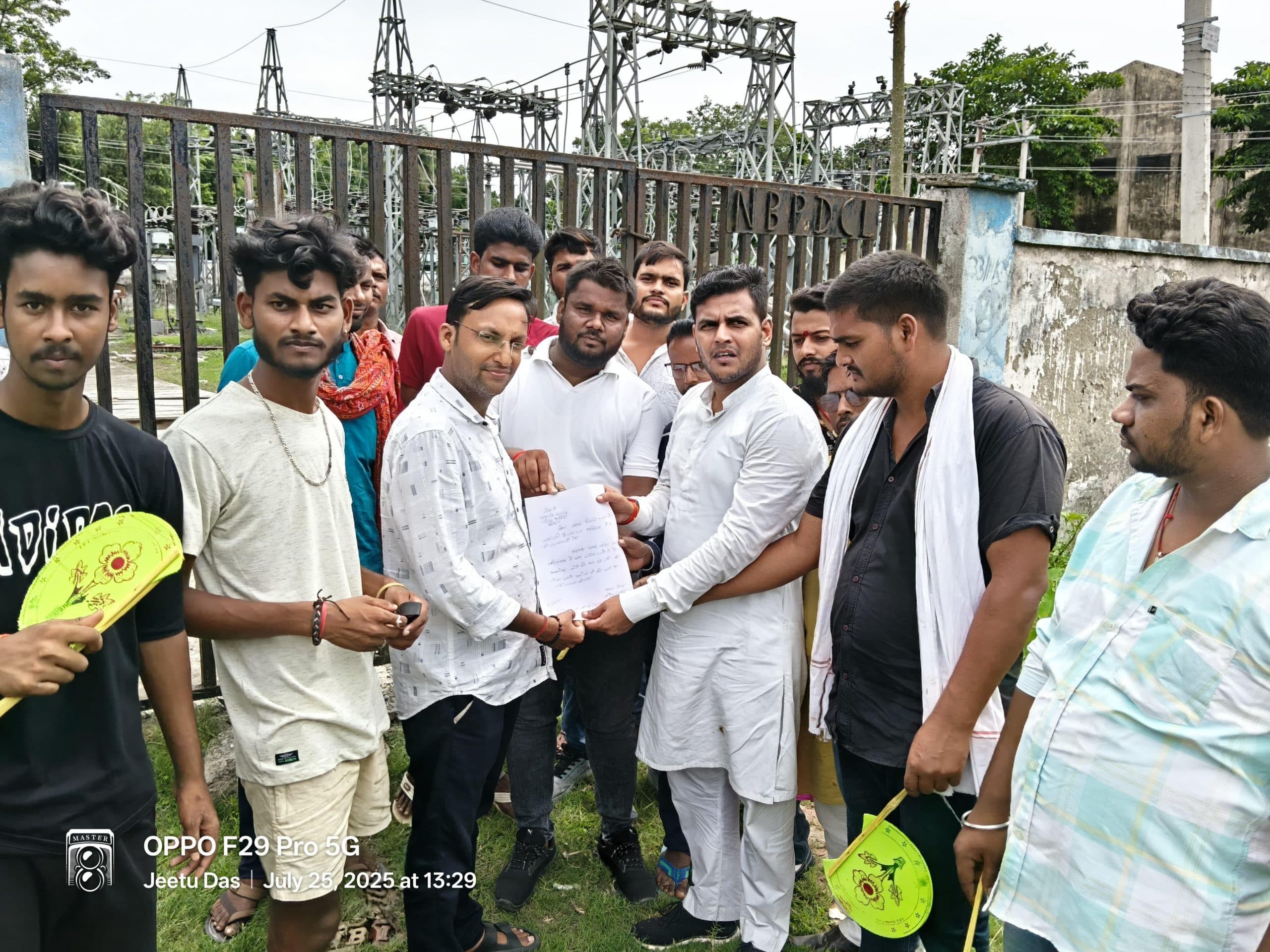 बिजली की लचर व्यवस्था से त्रस्त लोगों का फूटा गुस्सा, विद्युत उपकेंद्र में किया प्रदर्शन