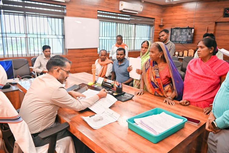 Giridih News: साप्ताहिक जनता दरबार में डीसी ने सुनीं लोगों की समस्याएं