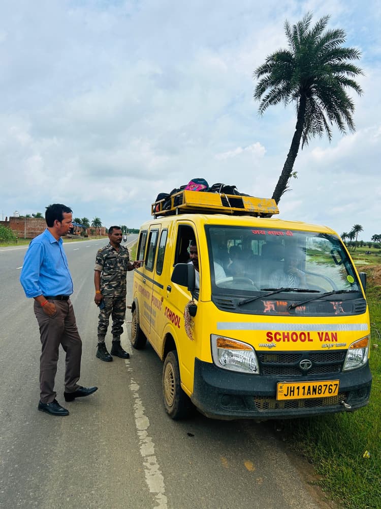 Giridih News: फिटनेस, बीमा और सुरक्षा मानकों की जांच को लेकर चला विशेष अभियान