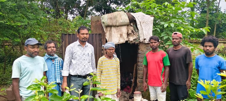 Chaibasa News : बड़े भाई ने घर से निकाला, शौचालय में रह रहा ग्रामीण