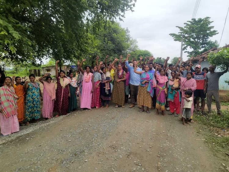 Seraikela Kharsawan News :पुटीसिया चौक से बड़ा लगड़ा तक सड़क अधूरी