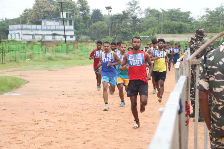 Chaibasa News : होमगार्ड बहाली : चक्रधरपुर प्रखंड के 827 अभ्यर्थियों ने लगायी दौड़