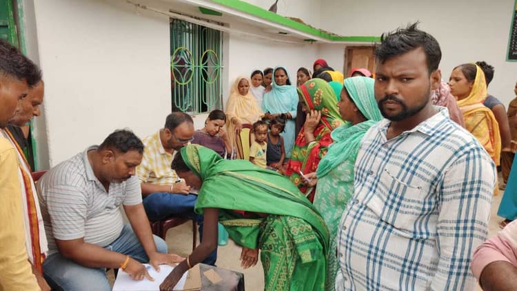 Giridih News: बीडीओ ने किया पीडीएस दुकानों का निरीक्षण