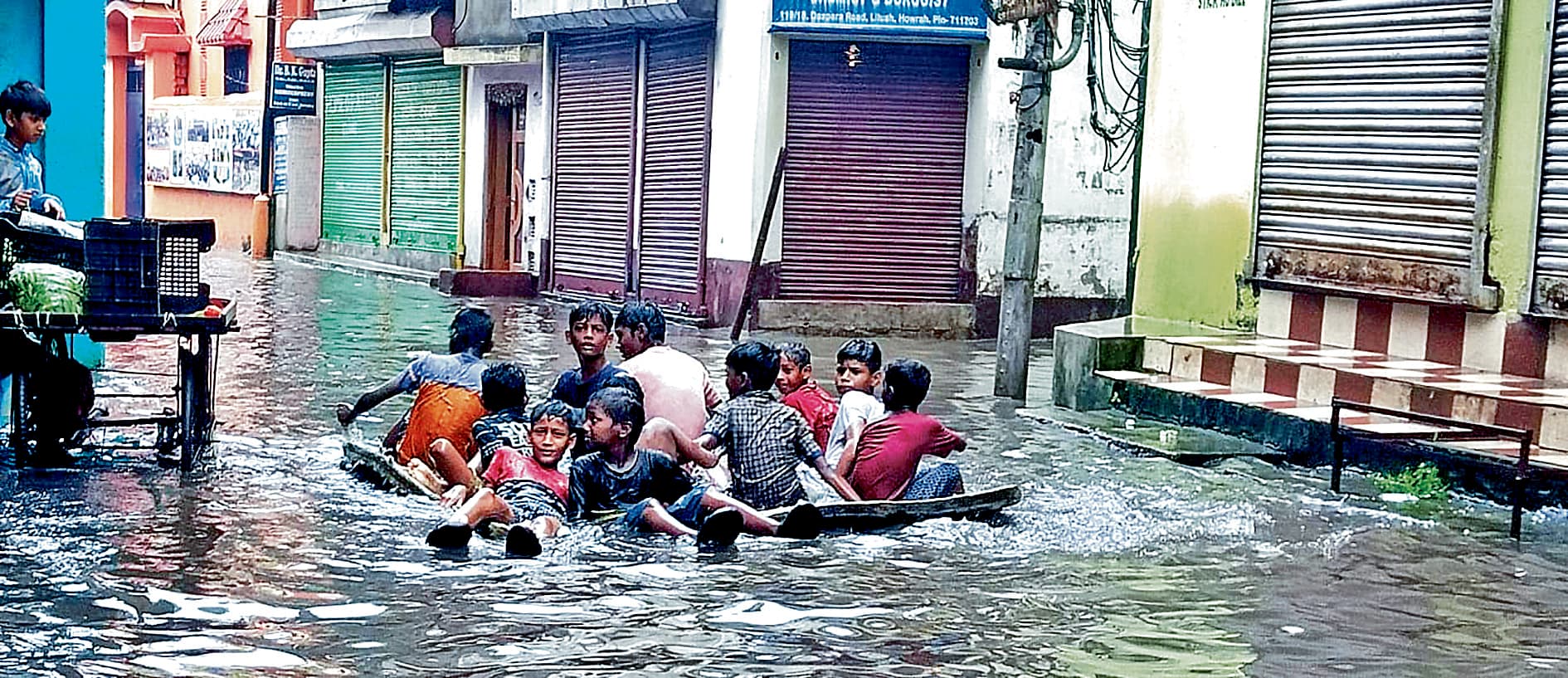 घंटों की बारिश से शहर में जलजमाव, सड़कों की दुर्दशा से स्थिति बदतर