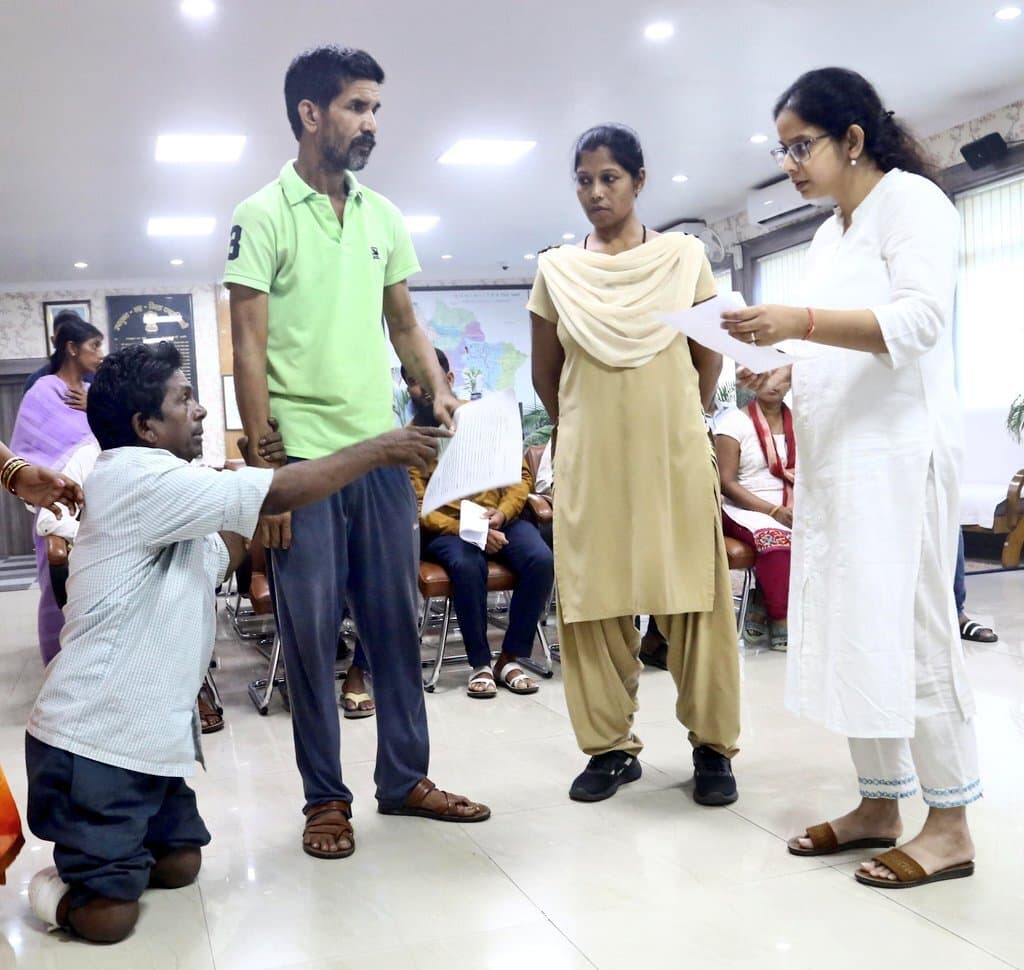 Bokaro News : दिव्यांग रघुनाथ की बात सुनने कुर्सी छोड़ उनके पास पहुंचीं डीडीसी