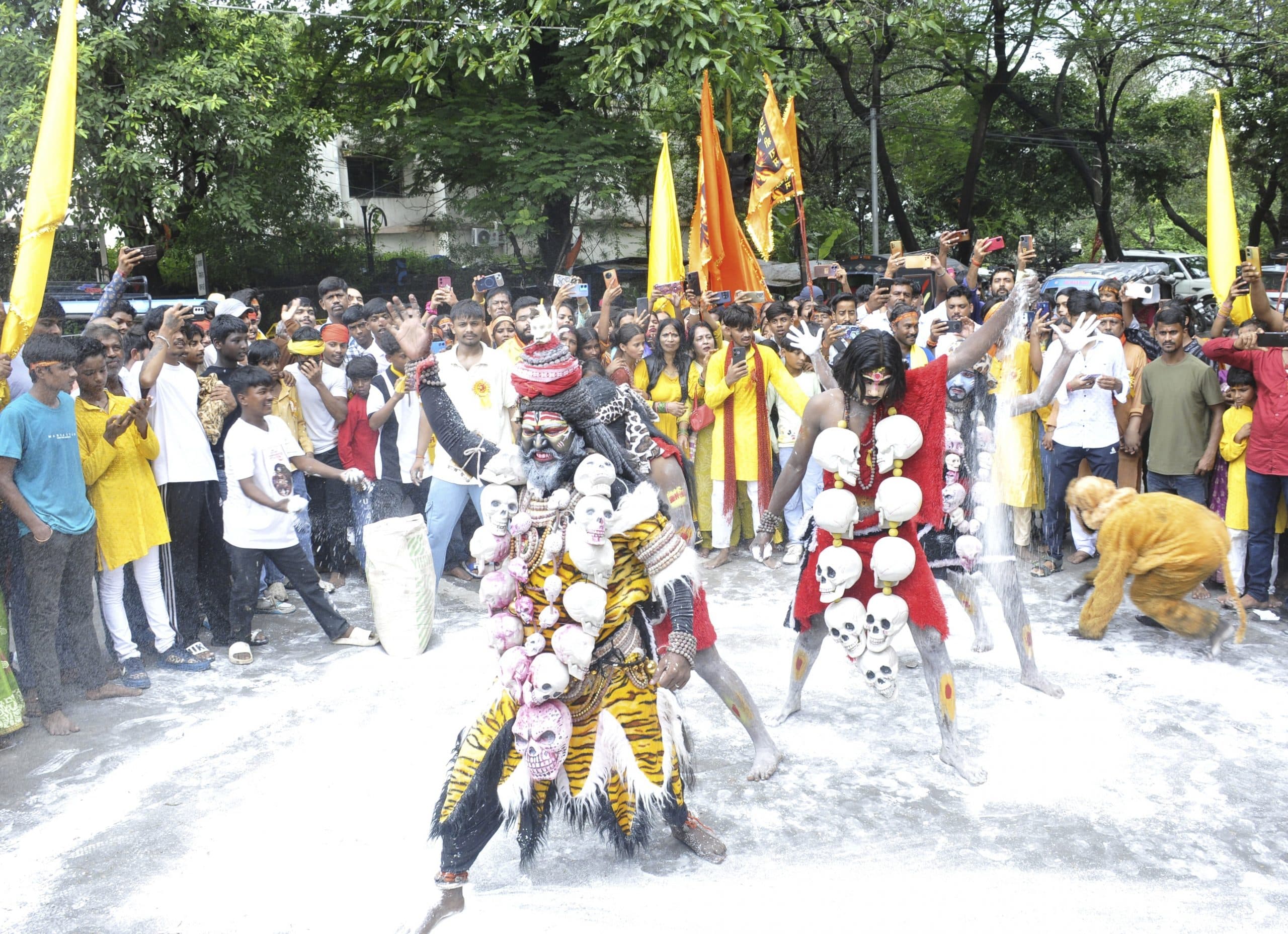 Dhanbad News: वार्षिकोत्सव पर साईं मंदिर से निकली भव्य पालकी यात्रा