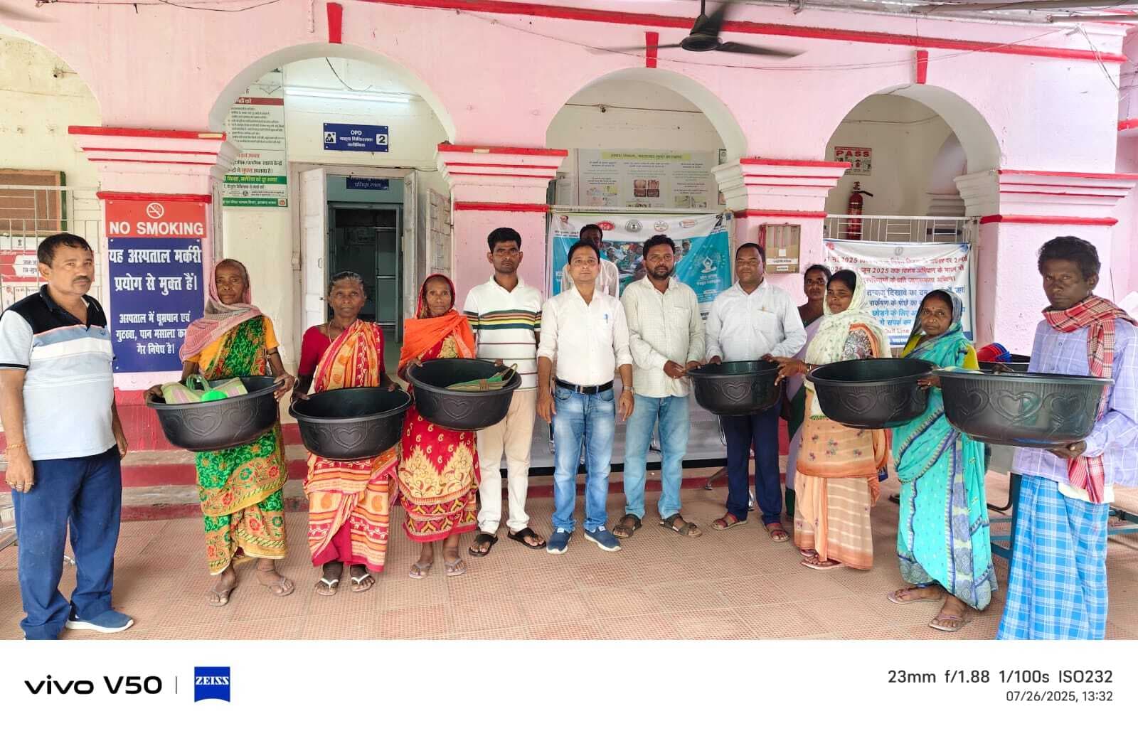 फाइलेरिया मरीजों के बीच एमएमडीपी किट वितरित