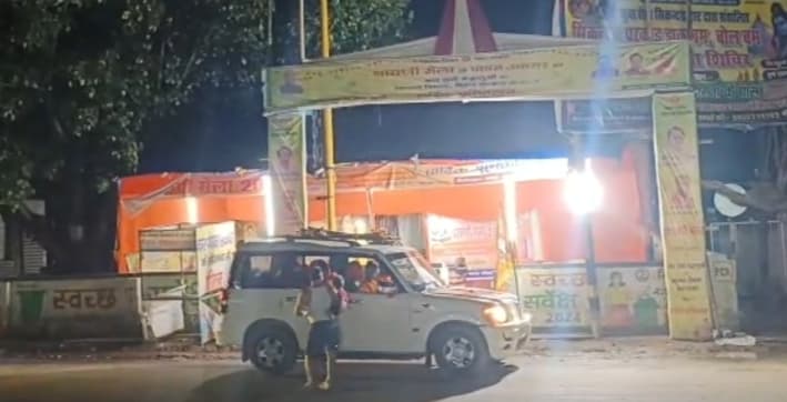 सिकंदरा मुख्य चौक पर मार्ग सूचक बोर्ड नहीं रहने से रात में रास्ता भटक रहे कांवरिये