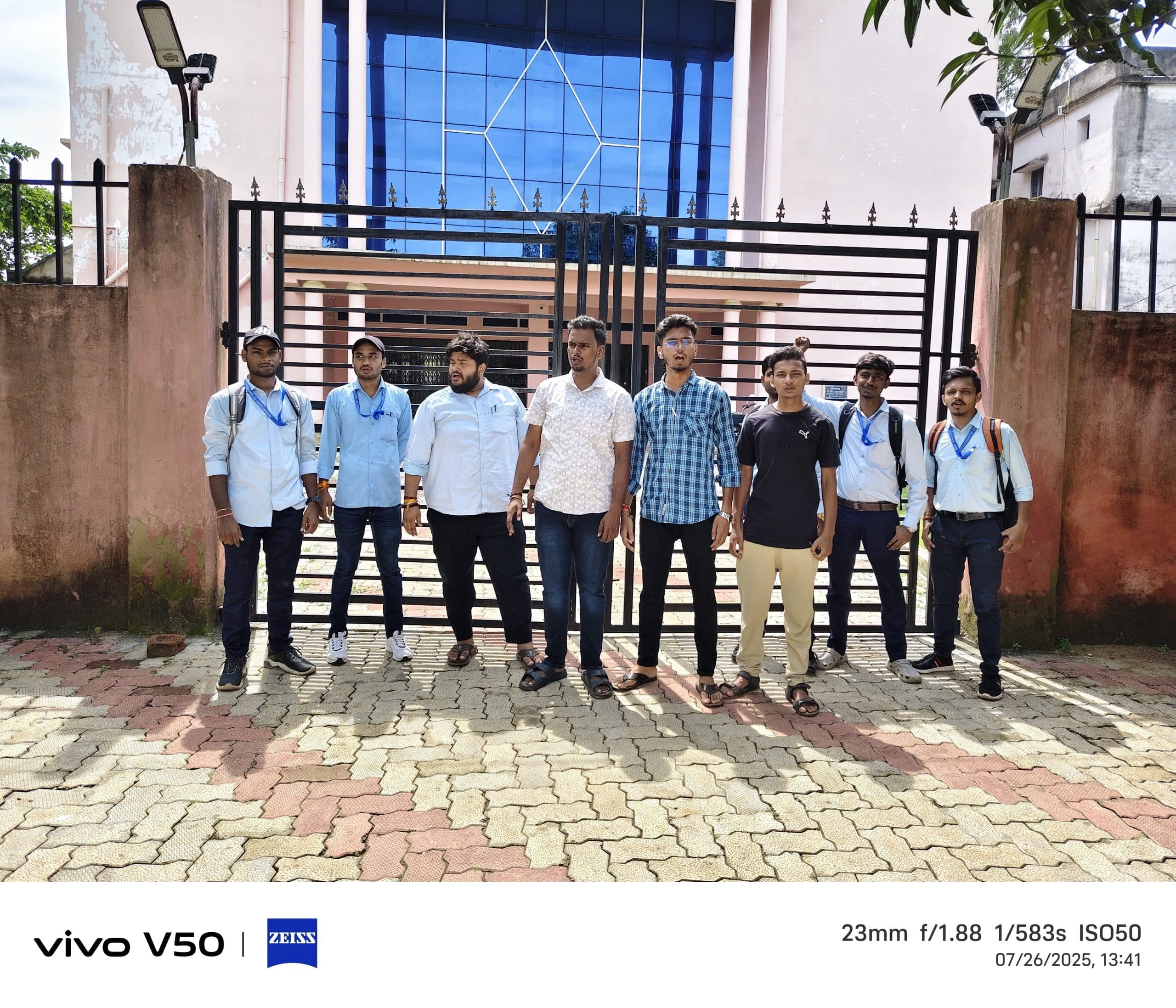 बीएड की मान्यता बहाल कराने की मांग पर केकेएम कॉलेज में जड़ा ताला