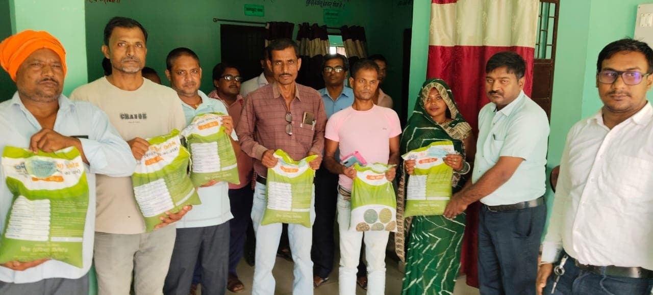Sitamarhi : 57 किसानों के बीच उड़द की मिनी कीट का वितरण