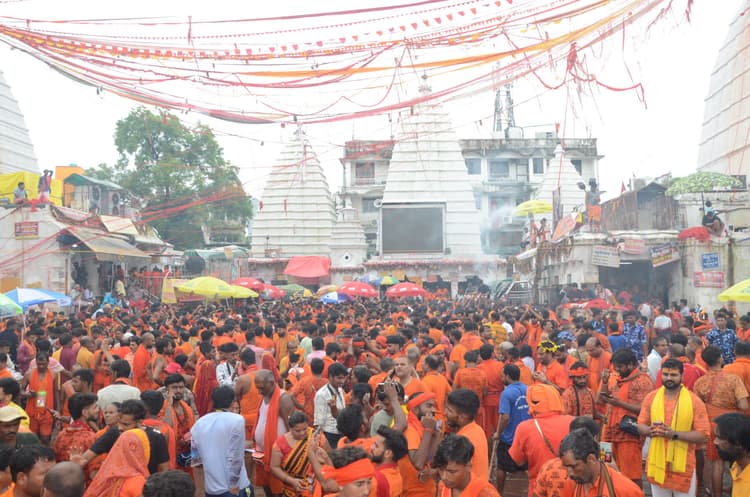 Deoghar News : बाबा मंदिर में दो लाख कांवरियों ने चढ़ाया जल